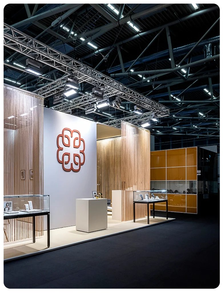 Individuell gestalteter Messestand mit modernem Messebau Design von Fairfellows