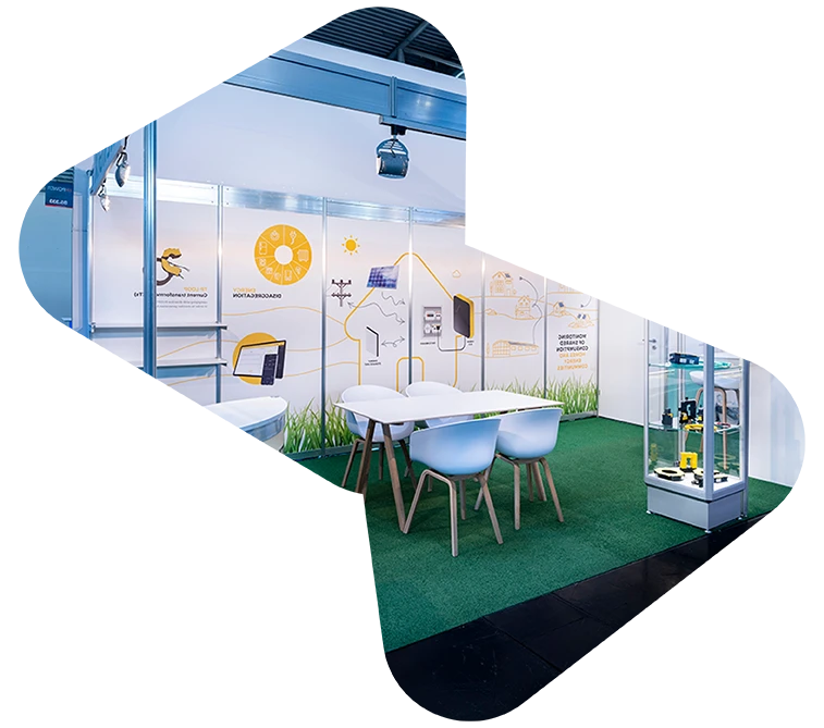 Modularer Systemstand von Fairfellows mit klarer Struktur und individueller Markenanpassung